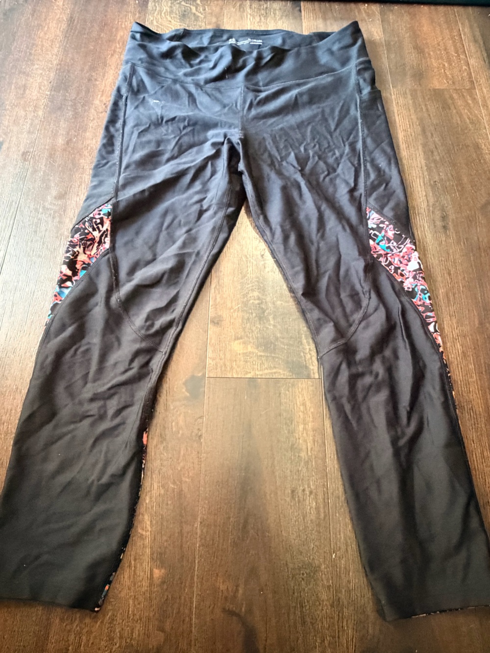 Under Armour compression heat gear Black Women's leggings with Floral Accent